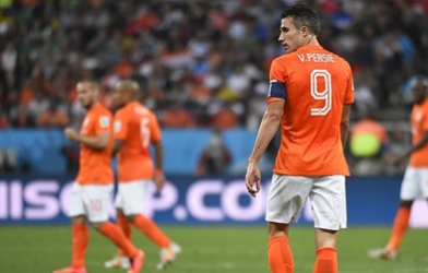 Đồng đội ám chỉ Van Persie là nguyên nhân khiến Hà Lan thua trận